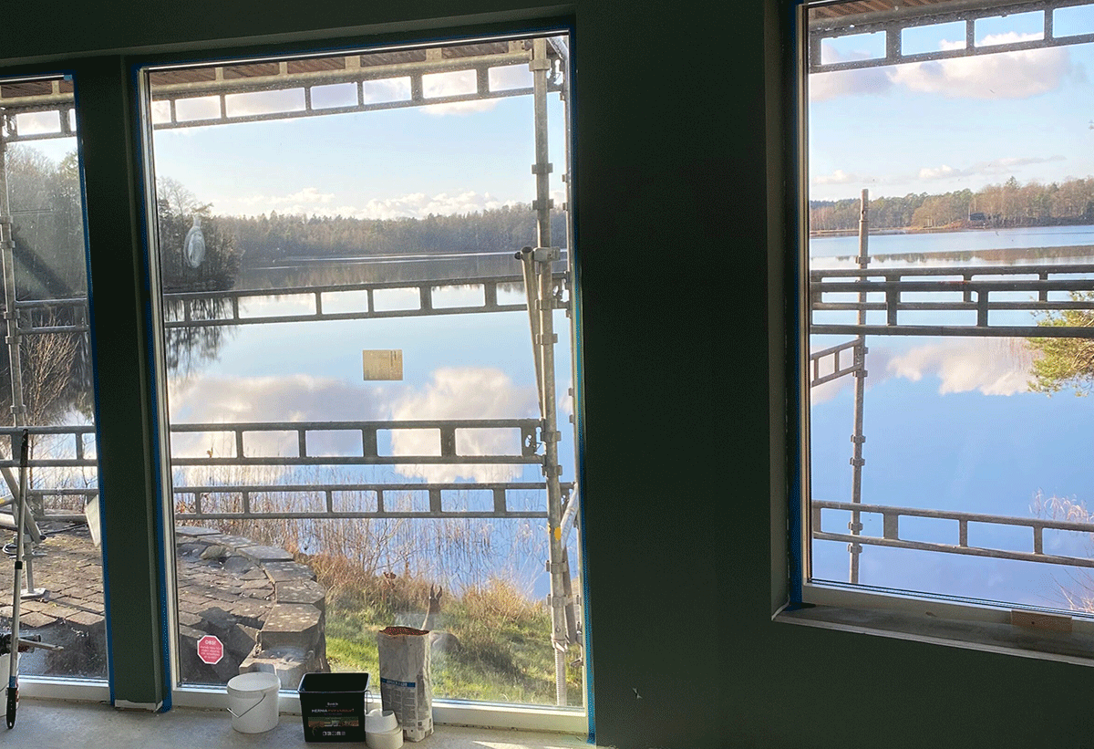 Nu byggs fritidshuset med utsikt över Hjälmsjön