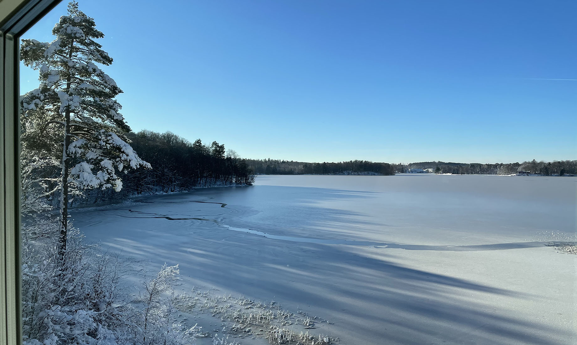 Utsikt över Hjälmsjön från fritidshuset