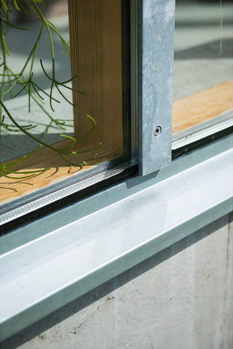 Detalj till uterum glashus i furu, stål och betong till tegelvilla på Bellevue
